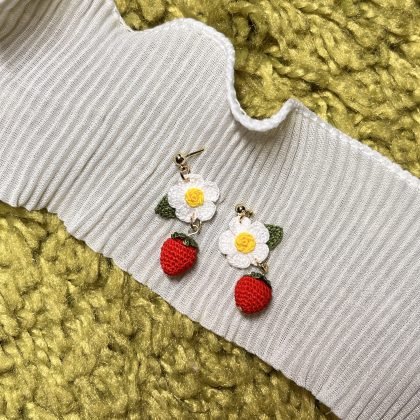 Strawberry Earrings (Red)